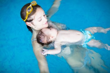 Beb al agua: cuanto antes aprendan a nadar, mejor